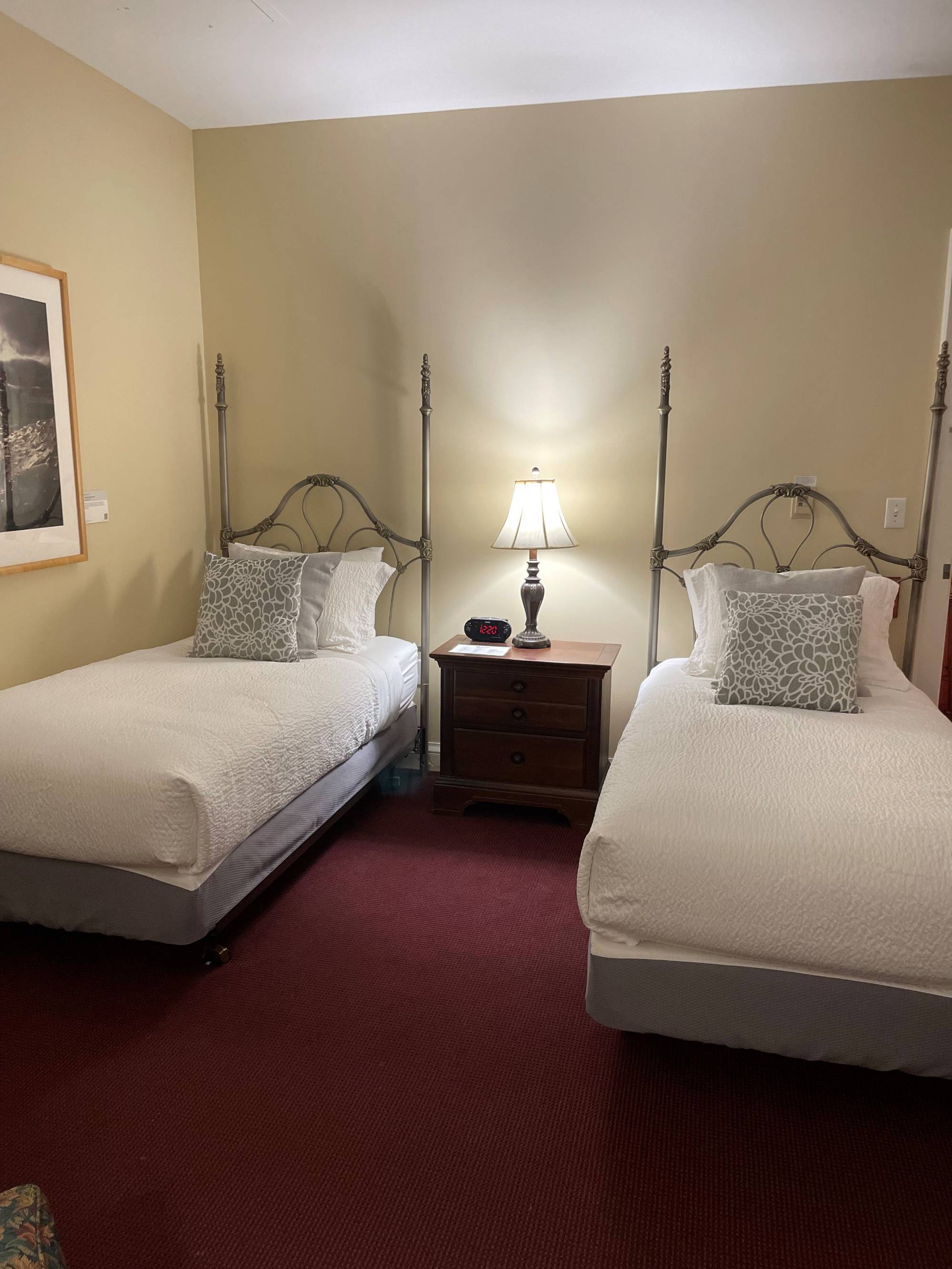 Alumni House Two Twin Guestroom